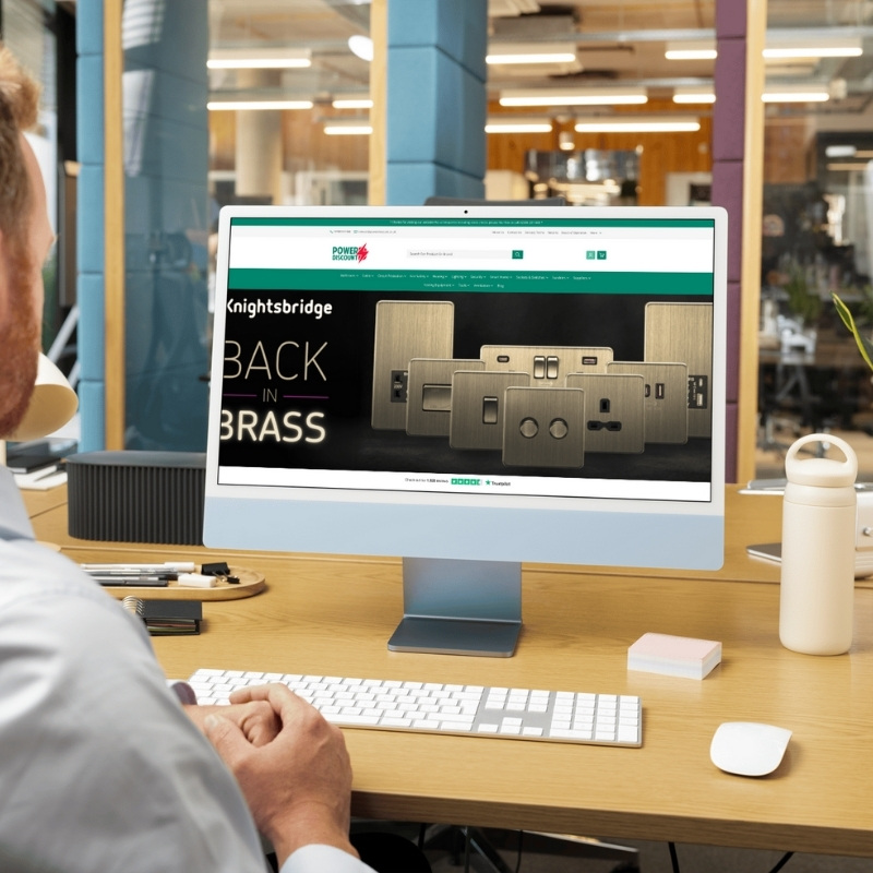 Computer screen mockup presenting the Power Discount website layout.