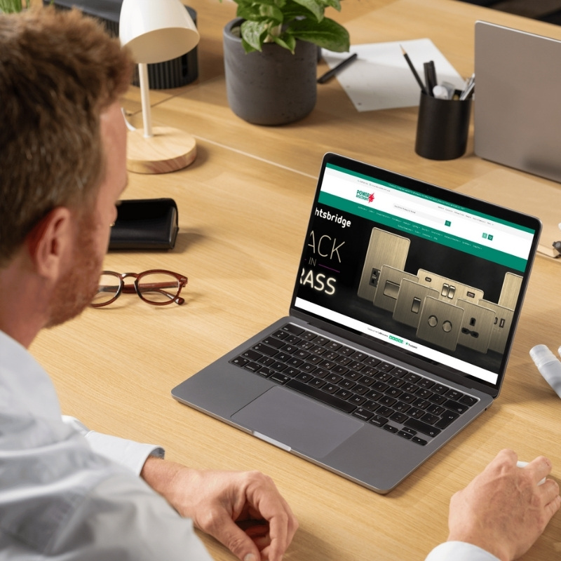 Laptop mockup showcasing the Power Discount website homepage.